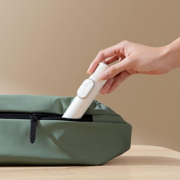 Монопод / штатив для селфі Xiaomi Selfie Stick Mini Version Монопод / штатив для селфі Xiaomi Selfie Stick Mini Version, модель XMZJZPGO2YM, сплав на основі анодованого алюмінія, монопод (селфі-палка), трипод (штатив), телескопічна конструкція, яка трансформується у штатив (ніжки штатива сховані в корпусі), силіконові накладки на ніжки проти ковзання, тримач для смартфона з поворотним механізмом на 90° вліво і на 90° вправо, знімний bluetooth пульт ДК, світловий індикатор на пульті, CR1632, розкладається на 520 мм, Київ, Киев